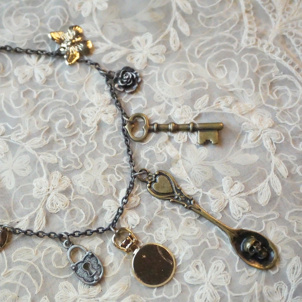 Vintage Charm Necklace w 7 Charms-FABULOUS! 057